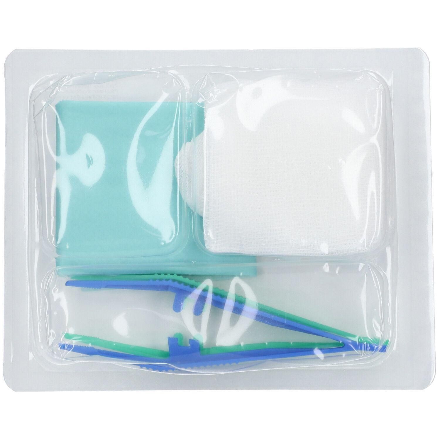 Set de pansement stérile avec pince, tampons et compresses dans un emballage transparent.
