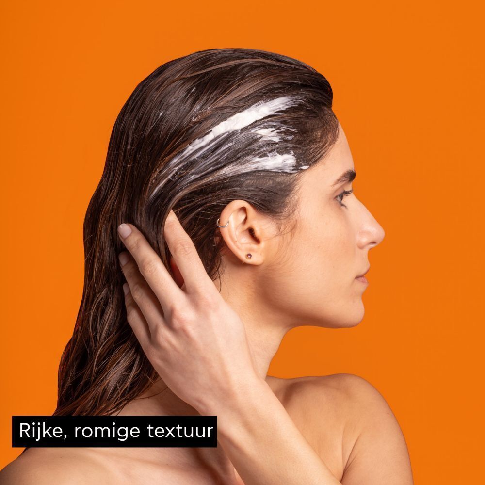 Sachet Apivita Express Beauty Orange haarmasker met sinaasappelschijf.