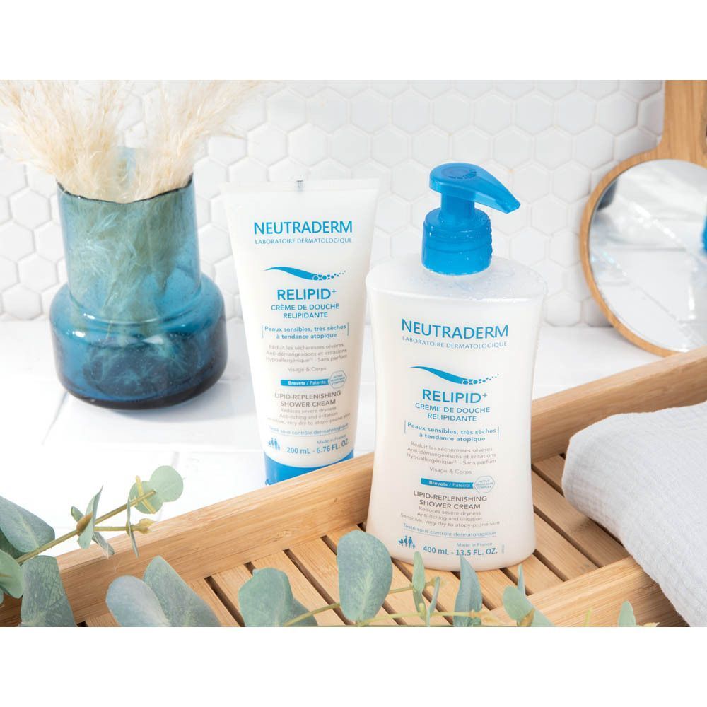 Crème de Douche et Crème pour les Mains Neutraderm Relipid+ dans un bac en bois avec décoration.