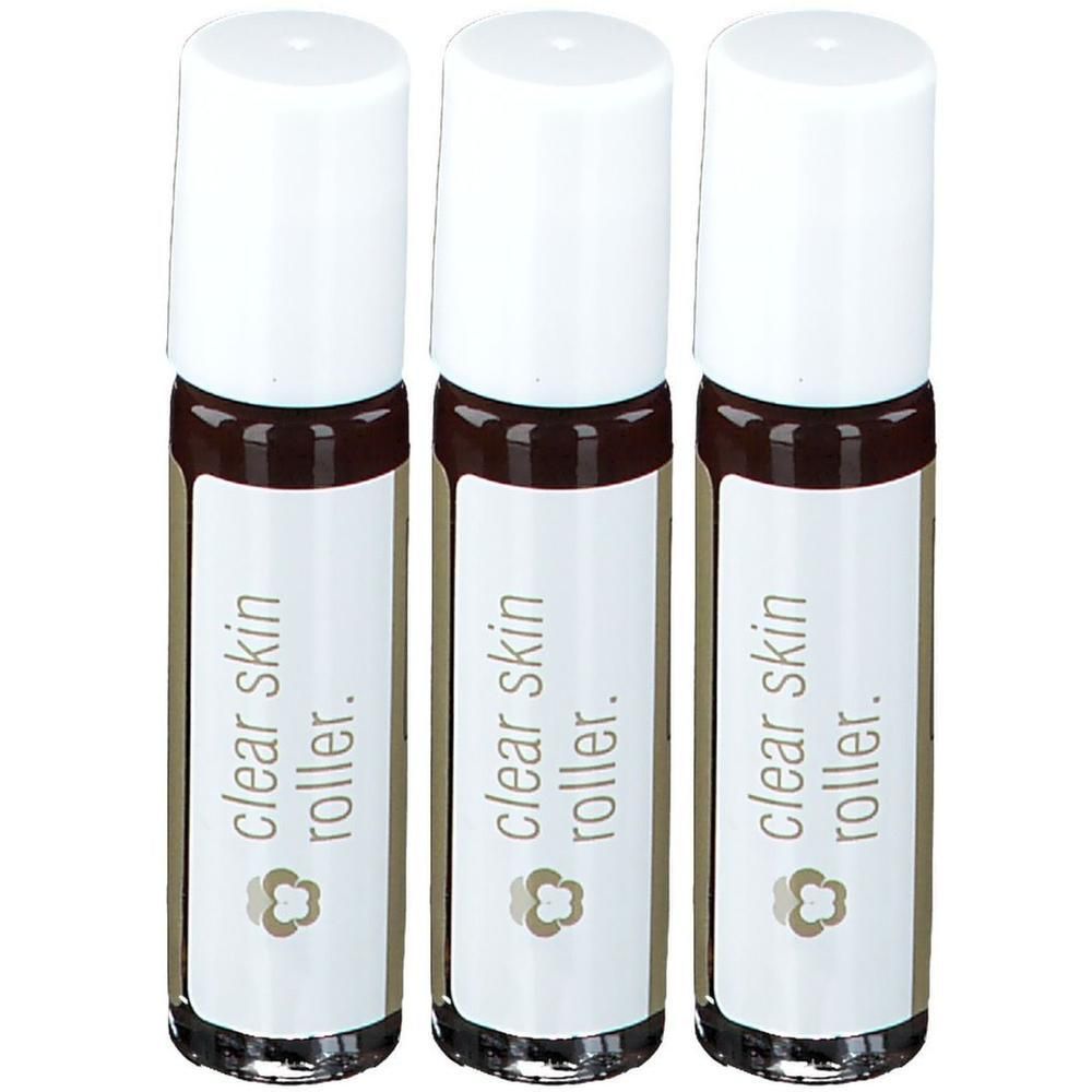 Drie glazen flesjes met witte dop, gelabeld met 'clear skin roller.'