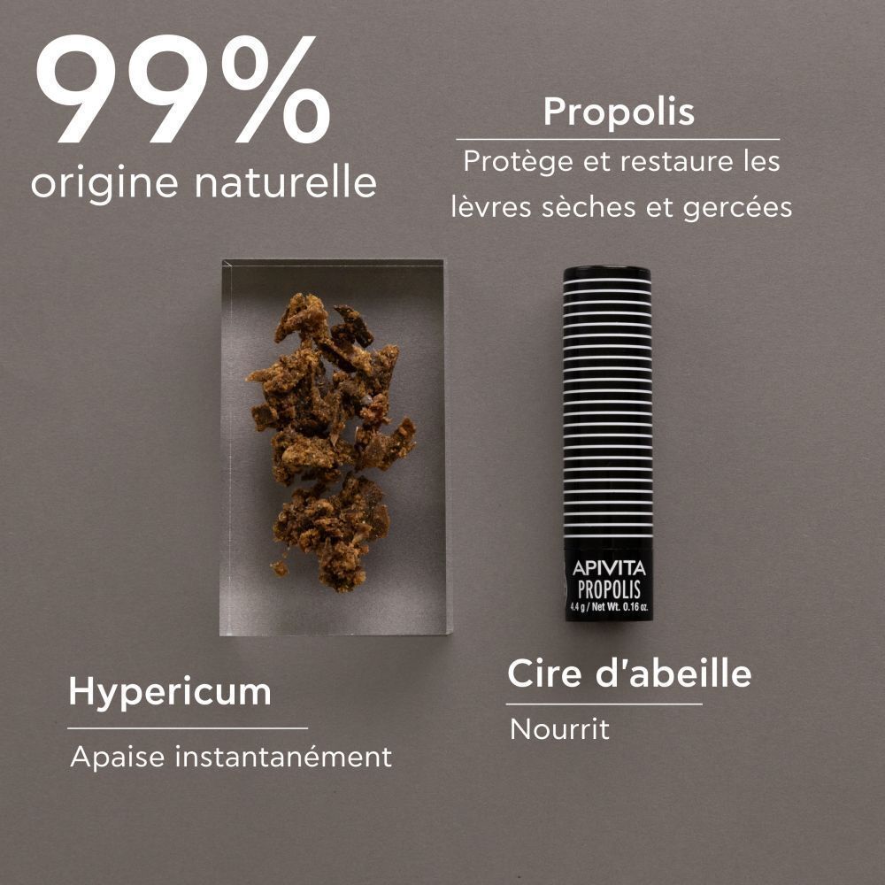Stick à lèvres Apivita Propolis, propolis, hypericum et cire d'abeille. Texte : '99% origine naturelle'.