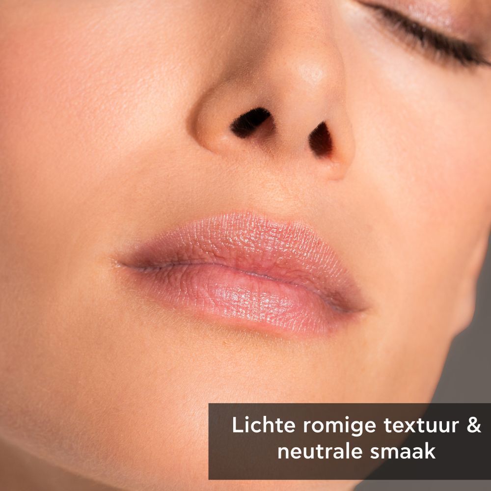 Close-up van lippen met Apivita Propolis lippenbalsem. Tekst: 'Lichte romige textuur & neutrale smaak'.
