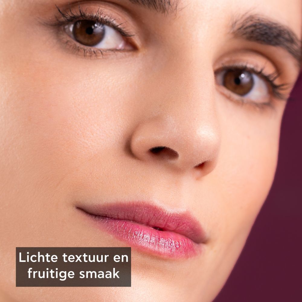 Close-up van een vrouw met lippenbalsem, lichte textuur en fruitige smaak.