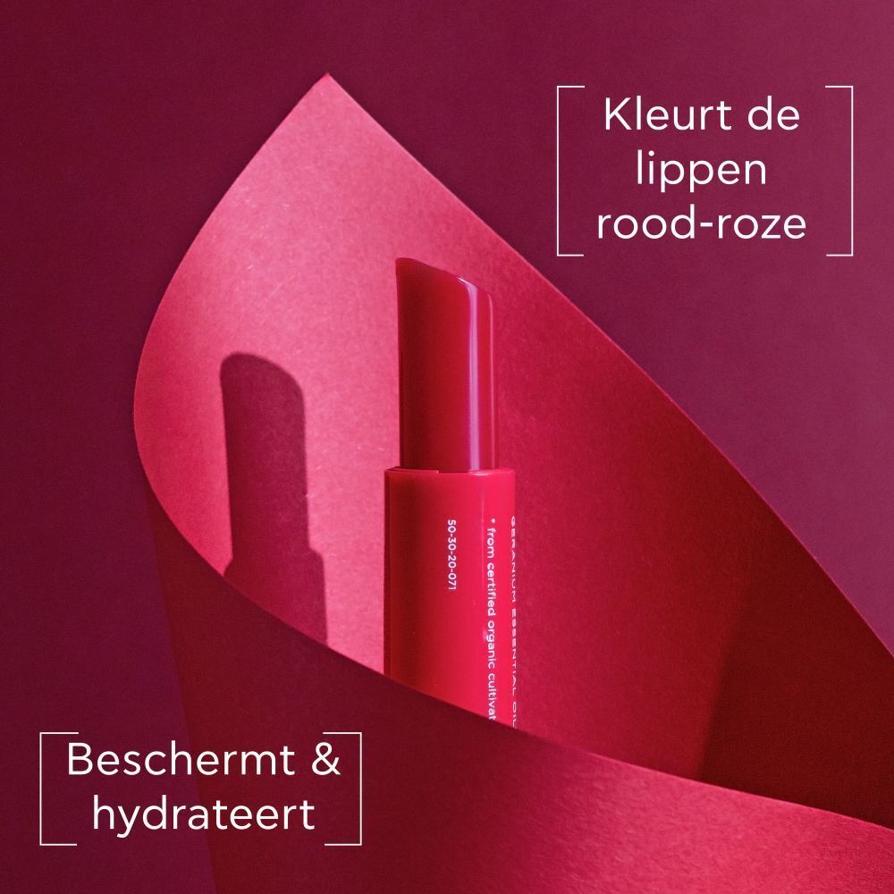 Een geopende lippenbalsemstift met rode schacht en punt.