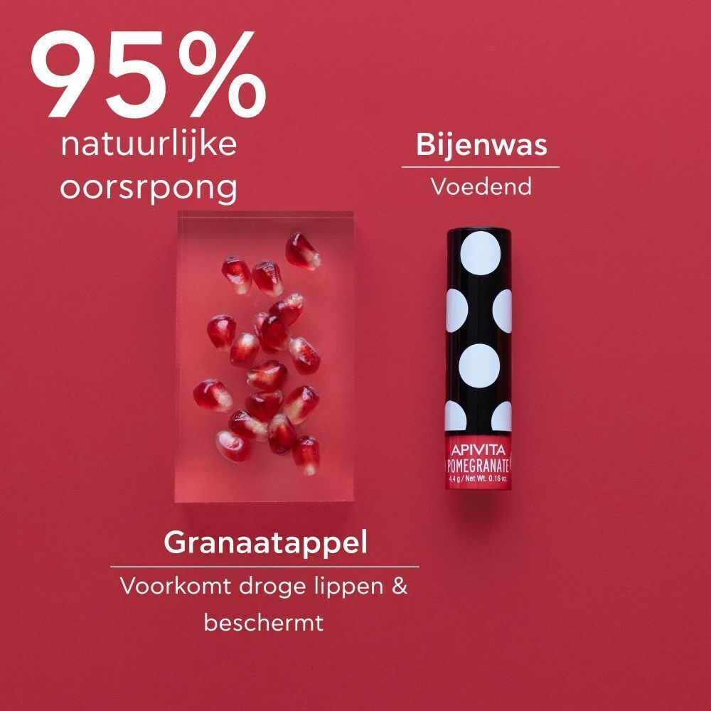 Lippenbalsemstift naast granaatappelpitten en bijenwas.