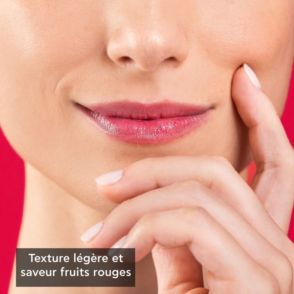 Gros plan sur des lèvres avec une légère teinte rouge.