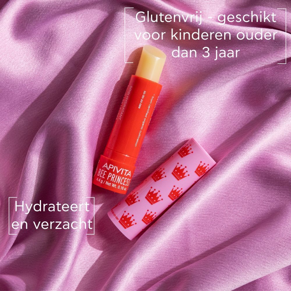 Een geopende lippenbalsem stick, de huls ernaast. "Hydrateert en verzacht".
