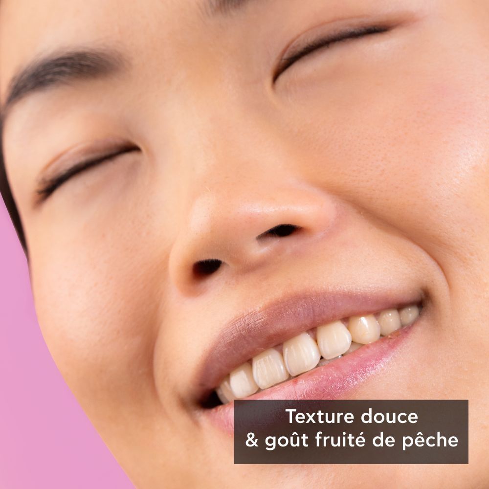 Gros plan d'un visage souriant. Texture douce et goût pêche.