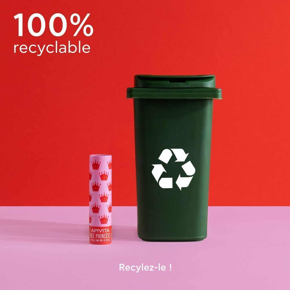 Baume à lèvres à côté d'une poubelle de recyclage. 100% recyclable.