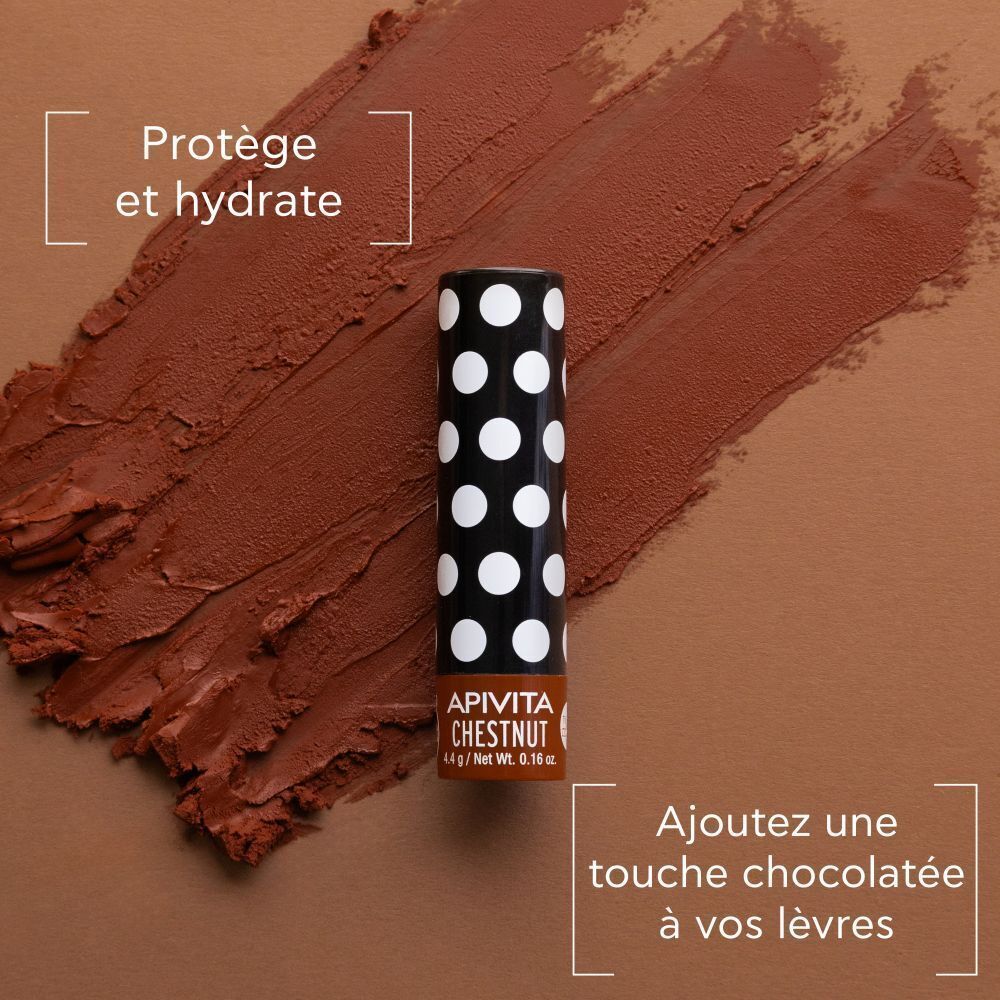 Baume à lèvres à pois noirs, entouré d'une texture marron.