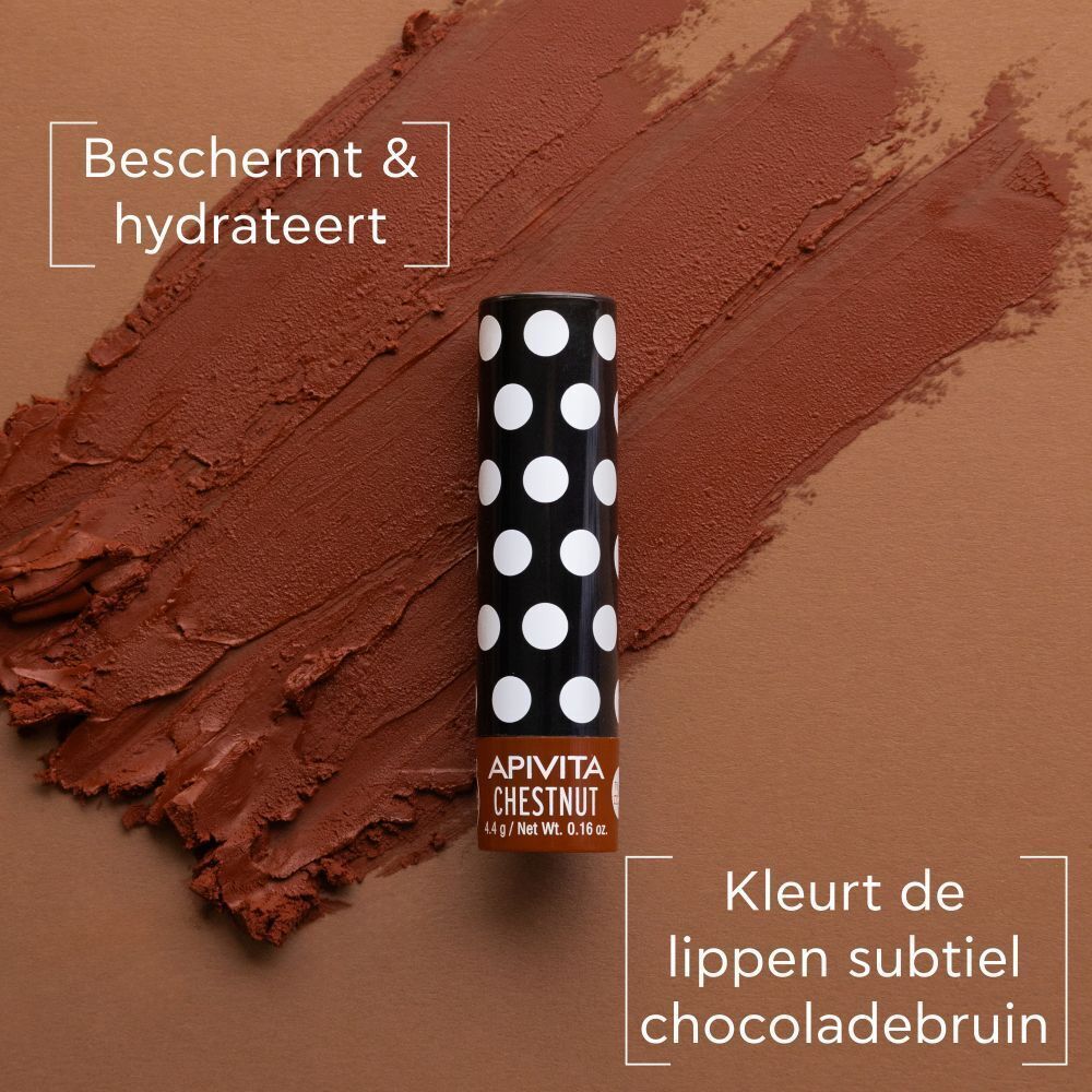 Lippenbalsem met zwarte stippen, omgeven door bruine textuur.