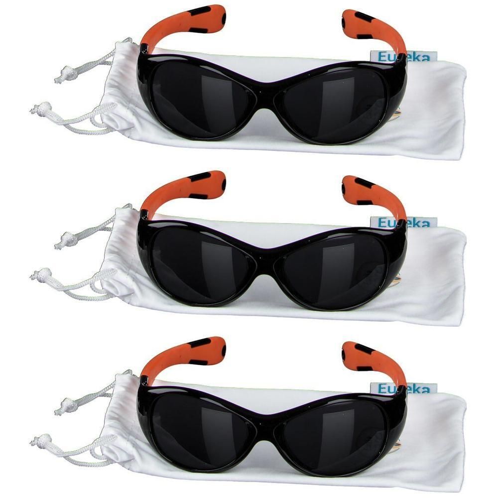 Trois paires de lunettes de soleil noires avec branches orange et pochettes de protection.