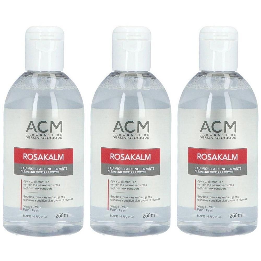 Drie flessen ACM Rosakalm Micellair Reinigingswater met witte fliptopdop. Heldere vloeistof, etiket met rood vlak.