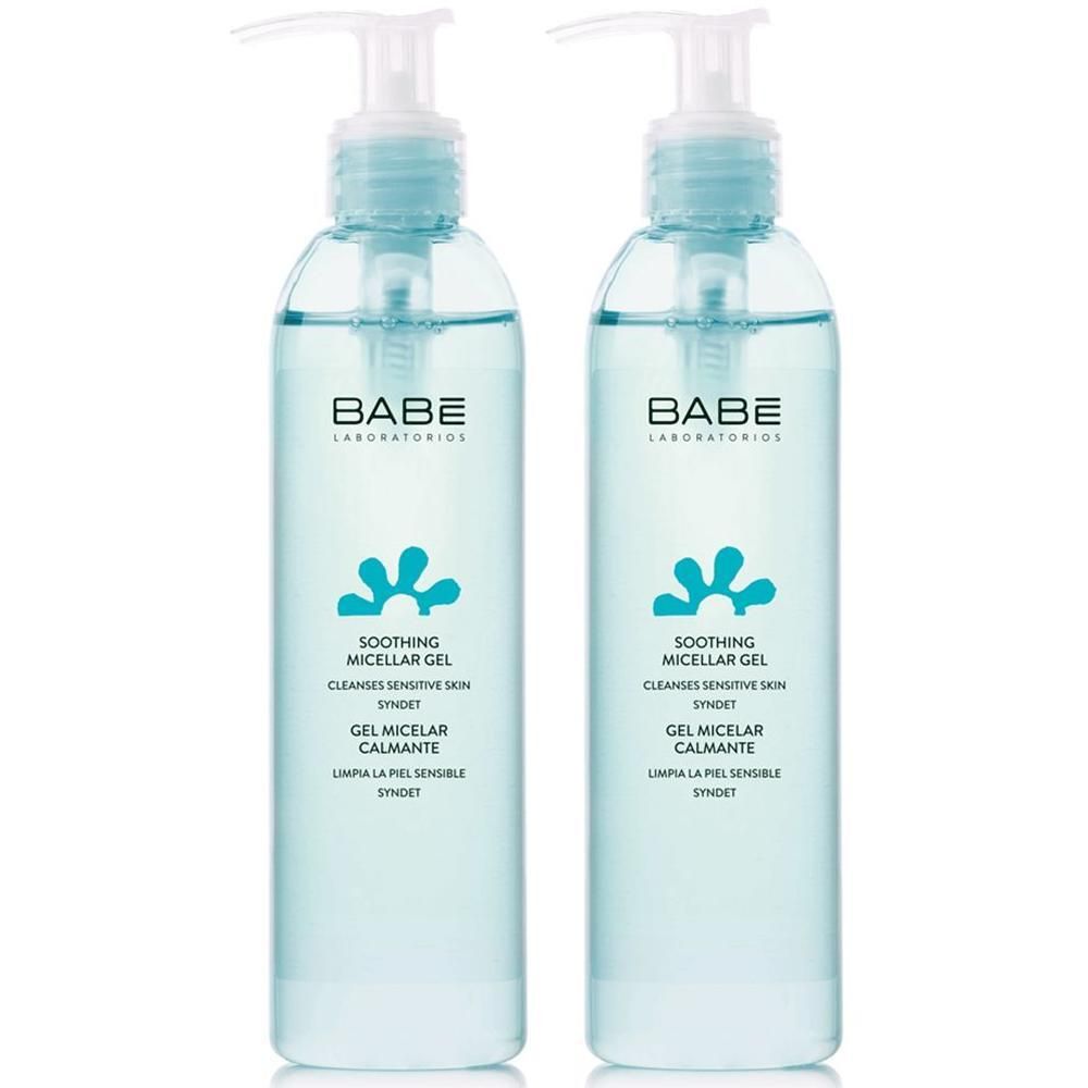 Deux flacons de BABÉ Gel Micellaire Apaisant avec distributeurs à pompe. Gel transparent dans des flacons clairs.