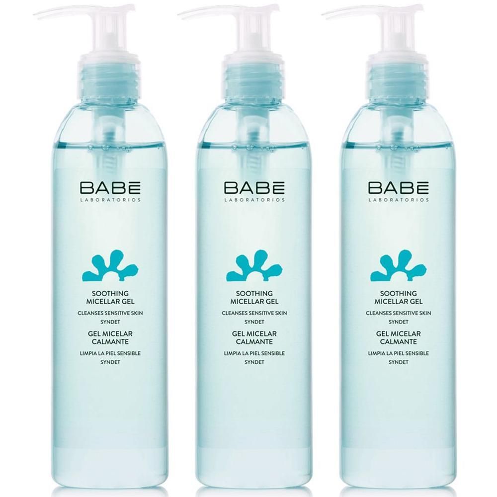 Trois flacons de BABÉ Soothing Micellar Gel avec distributeur à pompe. Gel clair avec symbole bleu.