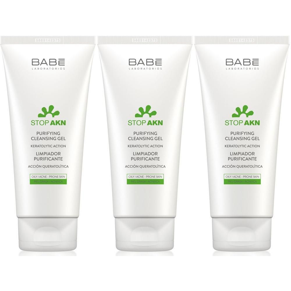 Trois tubes blancs de gel nettoyant BABÉ STOP AKN avec inscription verte.