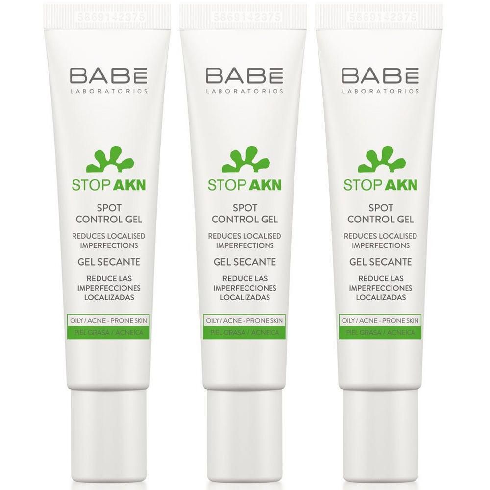Trois tubes blancs de BABÉ STOP AKN Gel Asséchant avec inscription verte et logo vert.