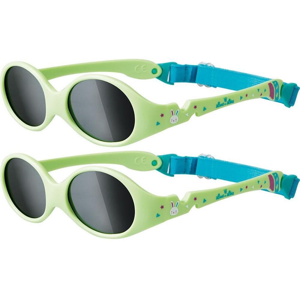 Deux paires de lunettes de soleil vert pâle avec des attaches bleues et des motifs de lapin. Verres foncés, marquage CE.