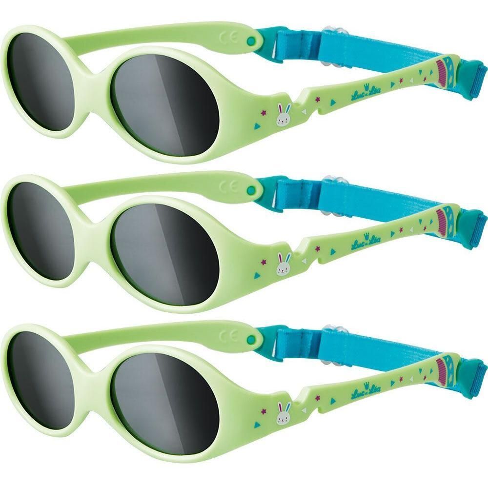 Drie lichtgroene babyzonnebrillen met blauw koord en konijnenmotief. CE-markering zichtbaar.