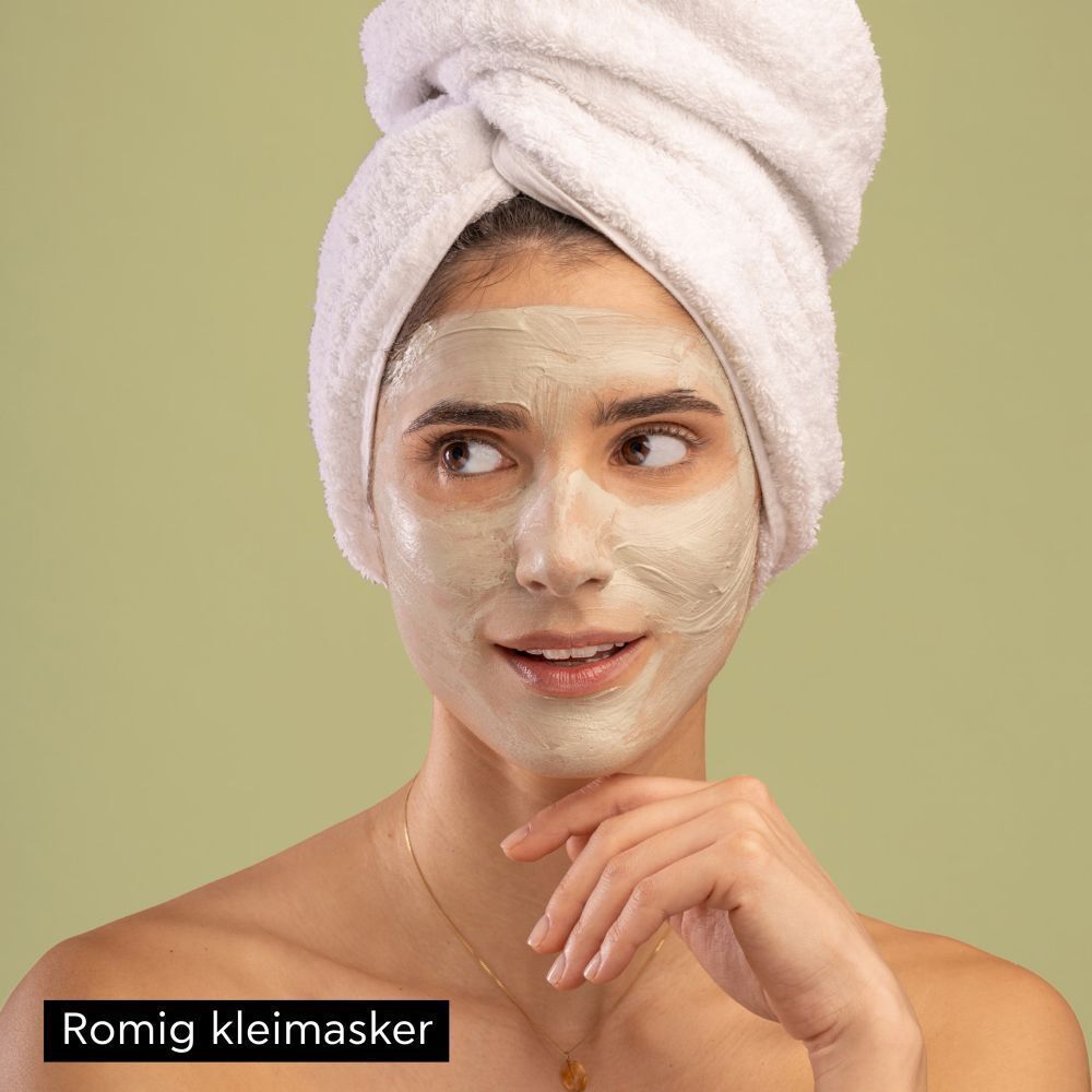 Vrouw met Apivita gezichtsmasker van groene klei.