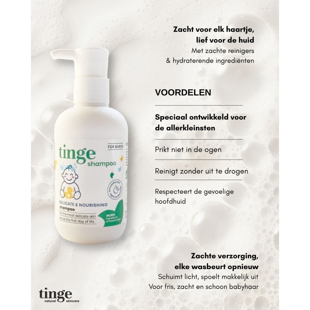 Fles Tinge babyshampoo met schuim en tekst over voordelen.