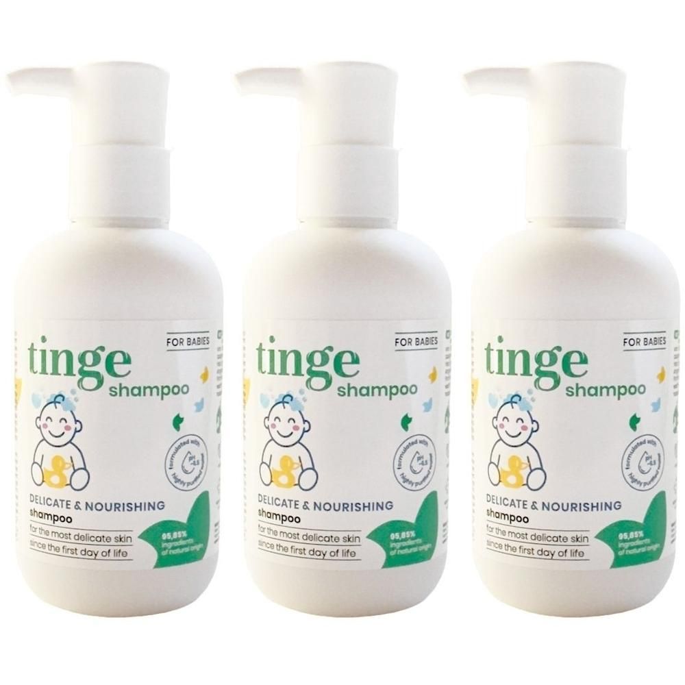 Trois flacons blancs de shampooing pour bébé Tinge avec distributeurs à pompe, sur fond blanc.