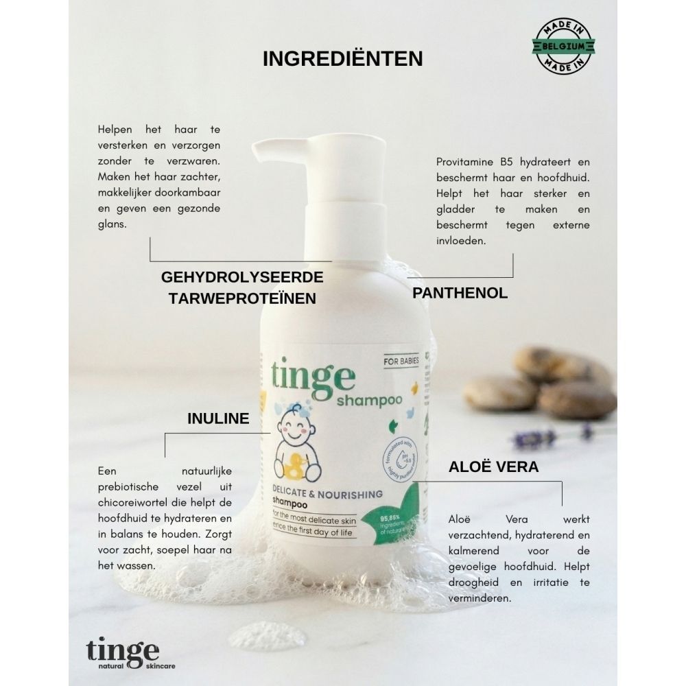 Een witte fles Tinge babyshampoo met pompdoseerder, met Nederlandse tekst over ingrediënten.