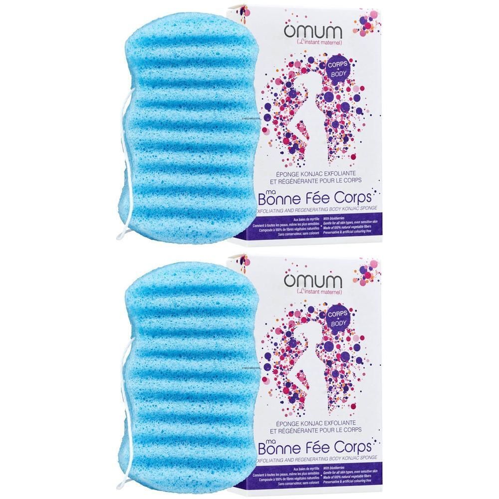 Twee blauwe, gegroefde konjac sponzen met koord, naast hun verpakking.