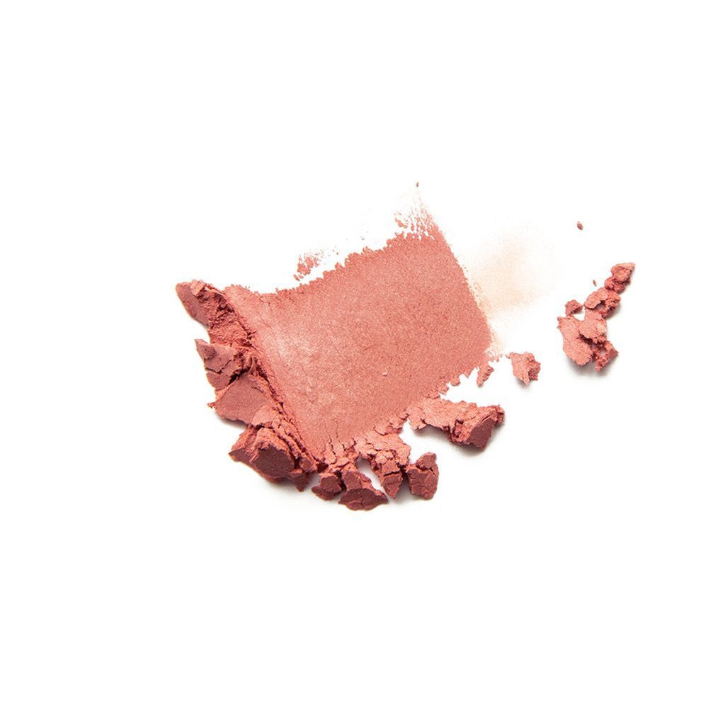 Een monster van los poeder blush in de kleur Prune, op een witte achtergrond.