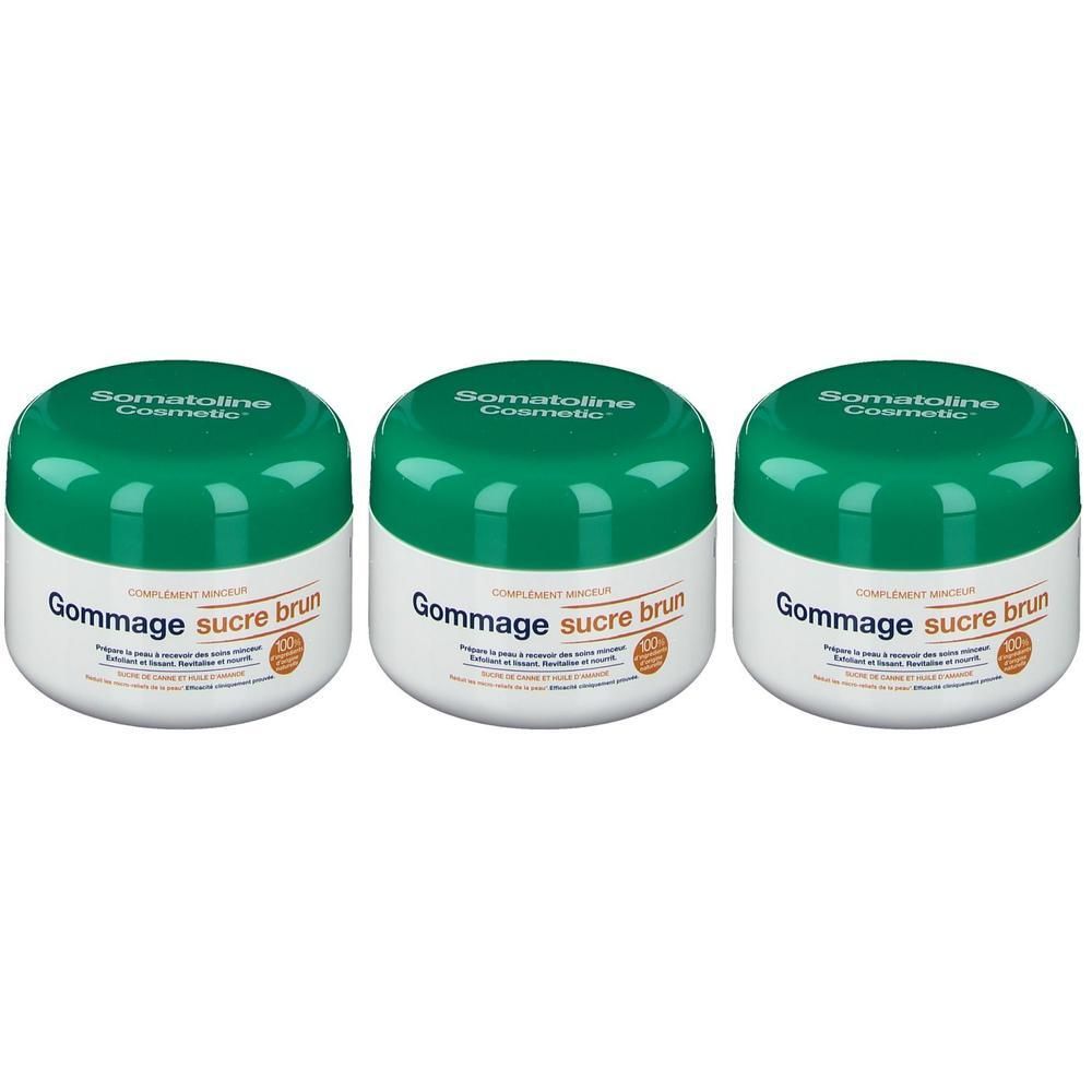 Drie potten Somatoline Cosmetic Gommage Sucre Brun met groene deksels.