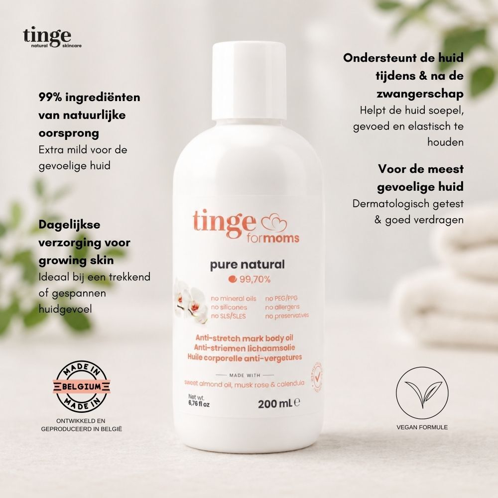 Een witte fles Tinge for Moms anti-stretch mark body oil met tekst.