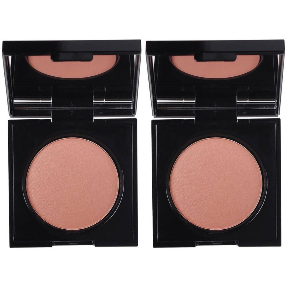Twee open, vierkante zwarte poederdoosjes met elk een ronde, roze blush.