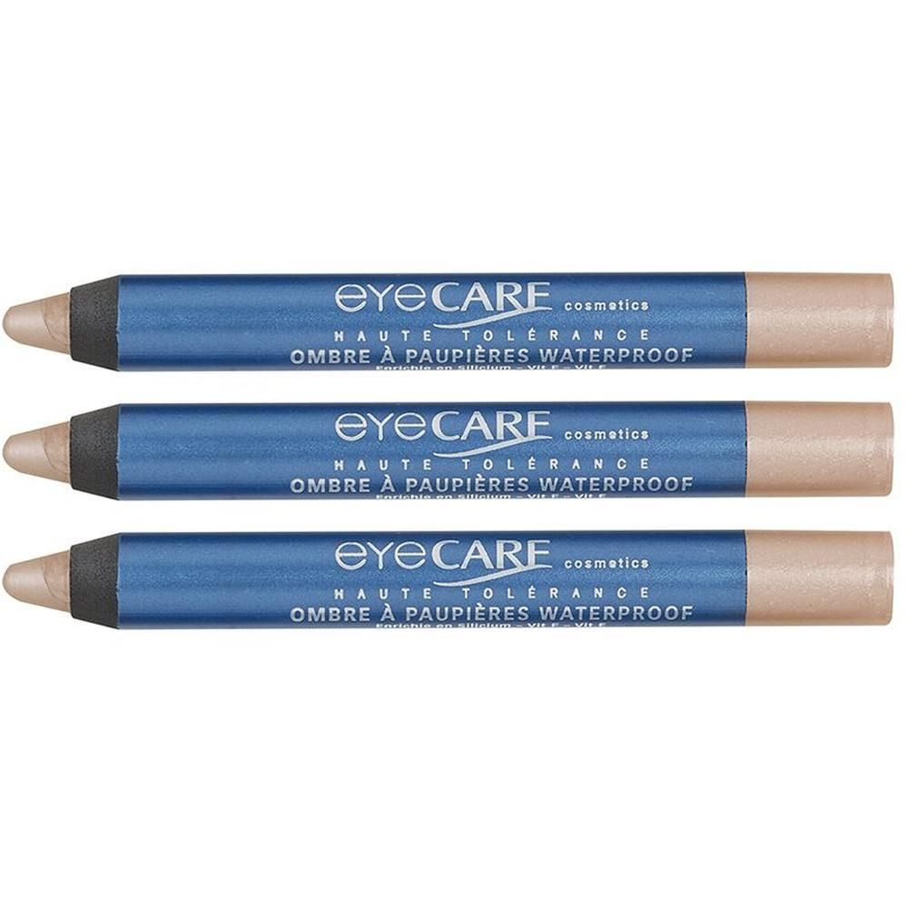 Drie beige oogschaduwpotloden met blauwe verpakking en opschrift 'EYE CARE cosmetics'.