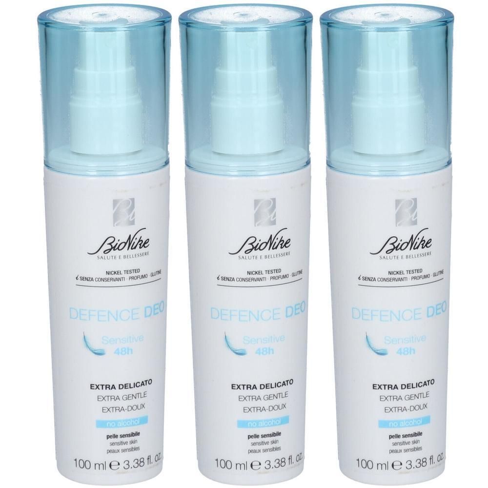 Trois flacons spray BioNike Defence Deo Sensitive Extra-Doux avec bouchon bleu.