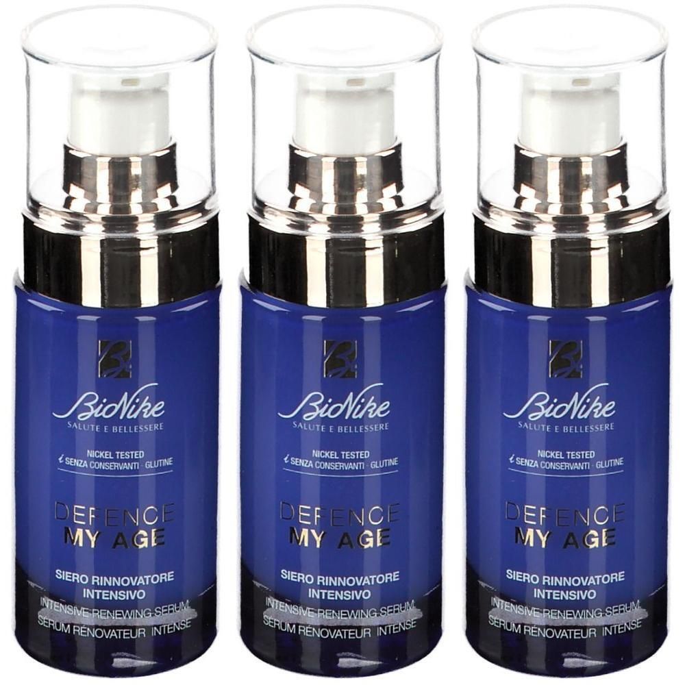 Drie flacons BioNike Defence My Age Serum met pompdoseringen. Blauwe flacons met zilveren accenten en zilveren belettering.