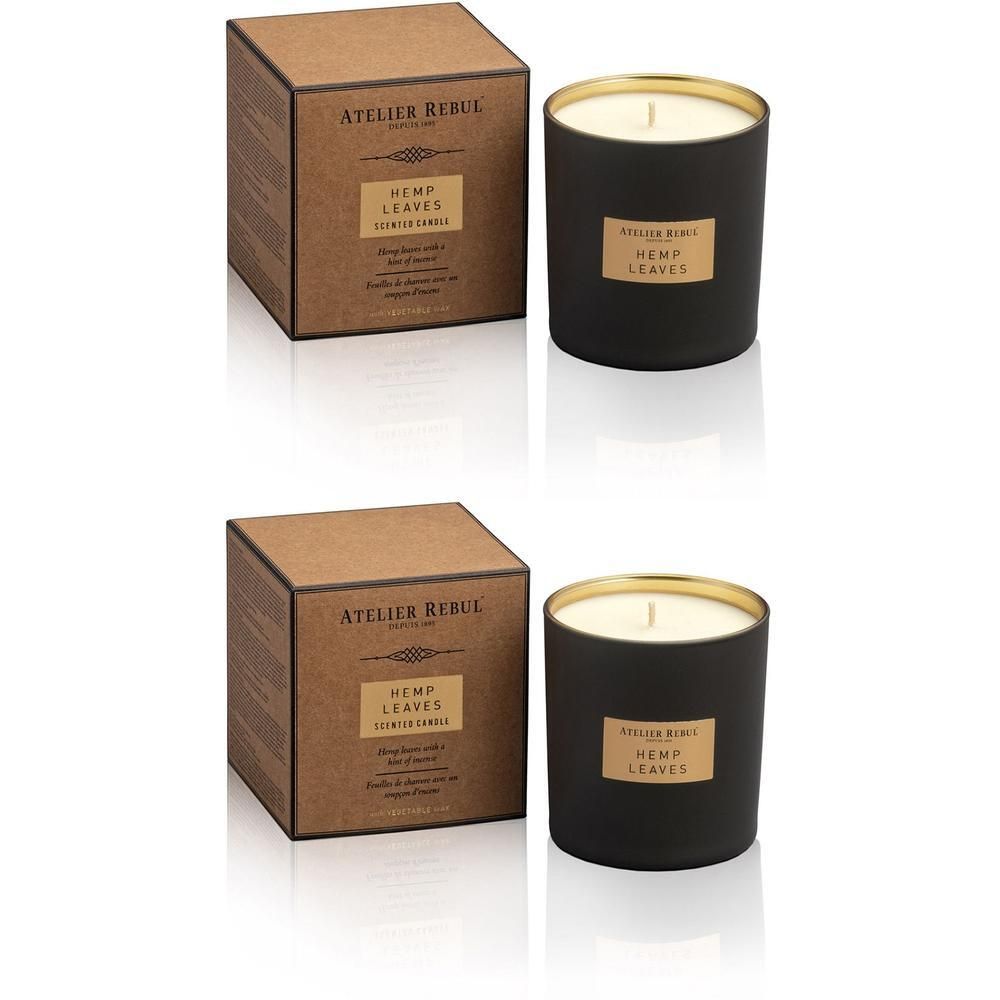 Deux bougies parfumées Atelier Rebul 'Hemp Leaves' dans des pots noirs à bord doré, avec leurs boîtes.
