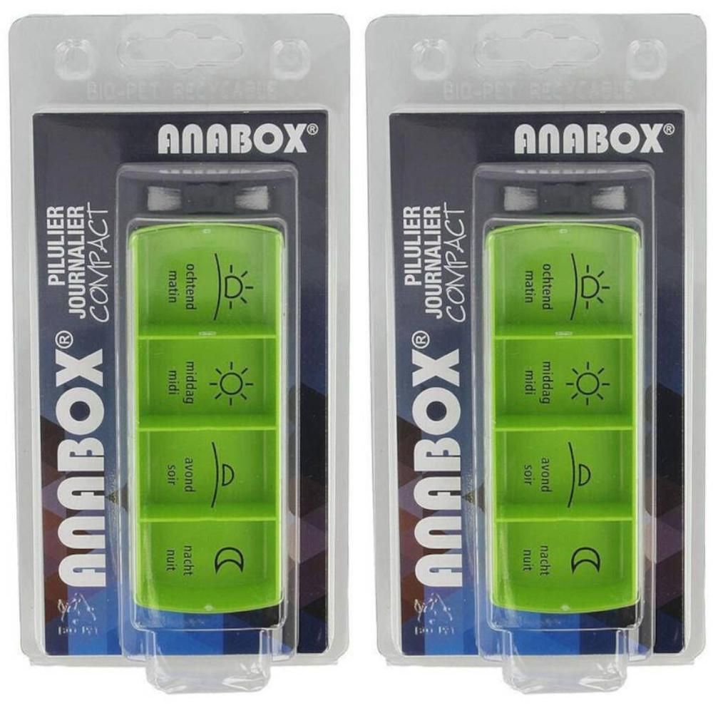 Deux piluliers verts Anabox Compact pour un usage quotidien, chacun avec quatre compartiments.