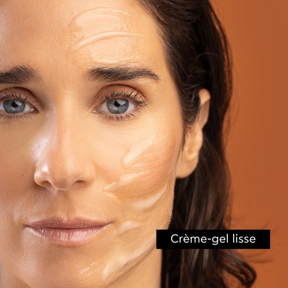 Visage de femme avec masque facial Apivita à la gelée royale appliqué.