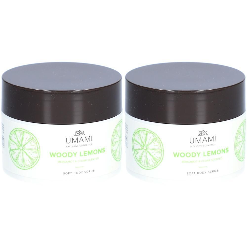 Twee UMAMI Woody Lemons Soft Body Scrub potten met bruine deksels en citroenontwerp.
