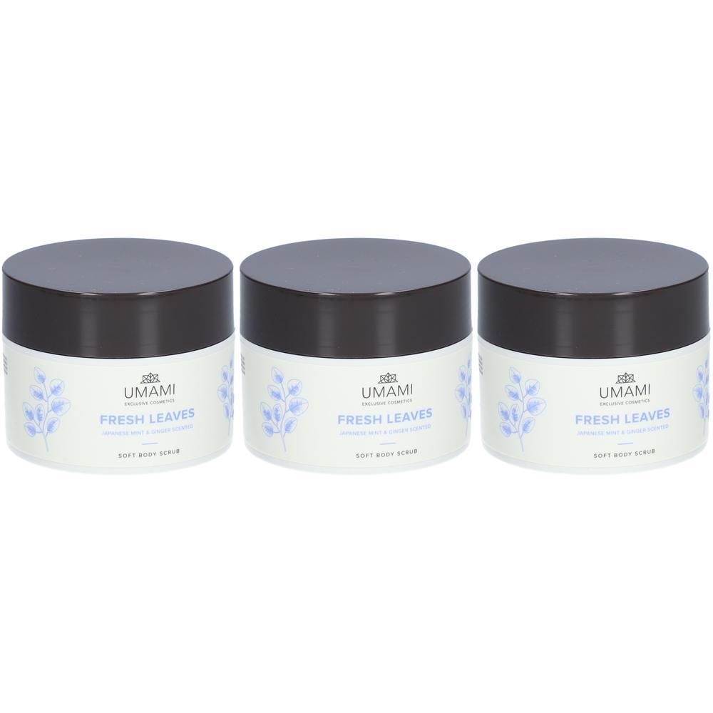 Trois pots Umami Fresh Leaves Soft Body Scrub avec couvercles foncés et étiquettes à motifs de feuilles.
