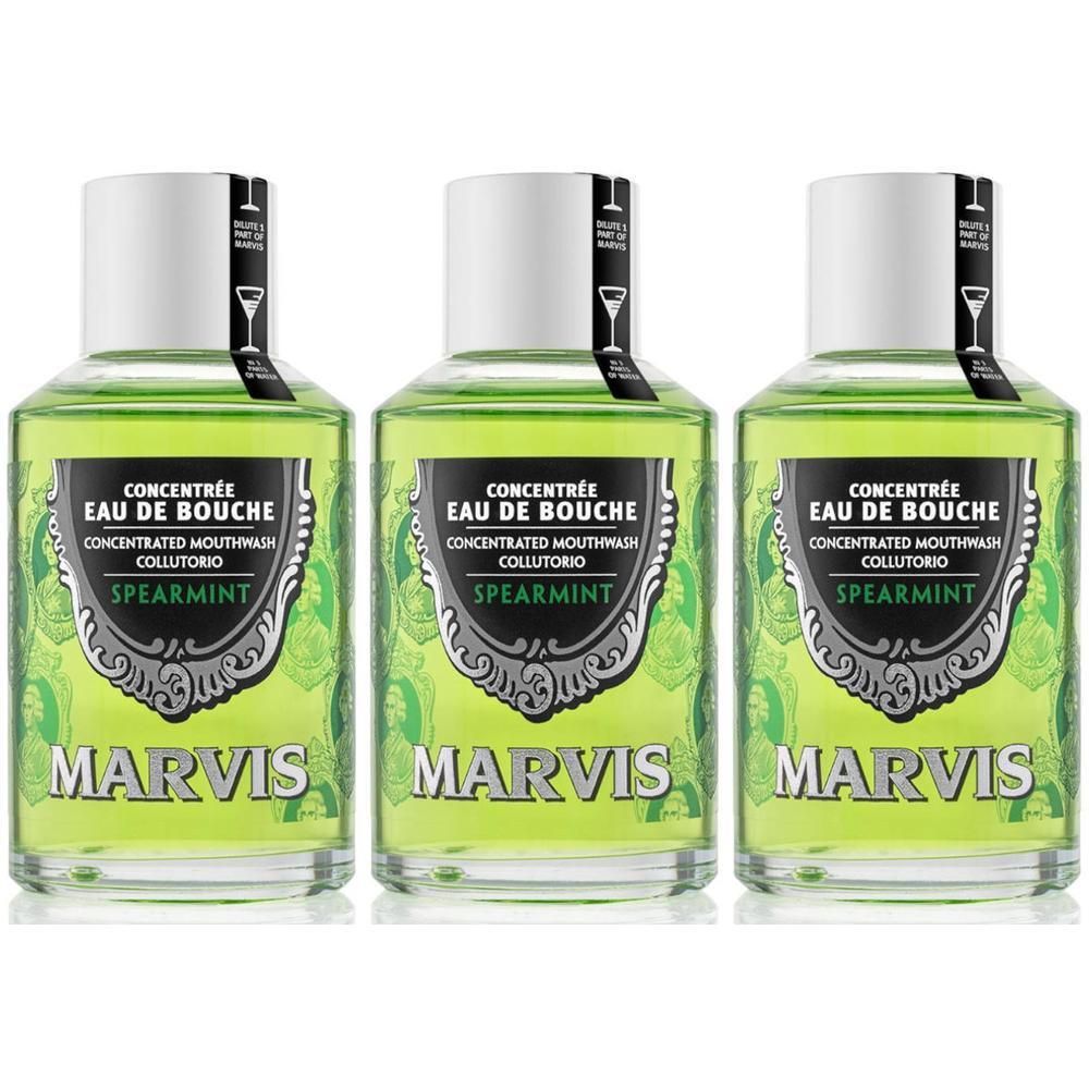 Trois flacons de bain de bouche Marvis à la menthe verte, avec bouchons et étiquettes argentés.