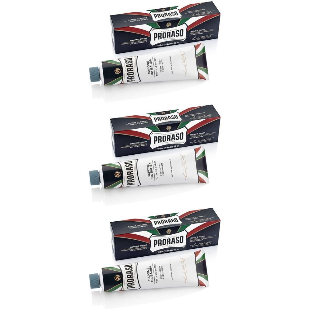 Quatre tubes de crème à raser Proraso avec leur emballage. Les tubes sont blancs avec des capuchons bleus.