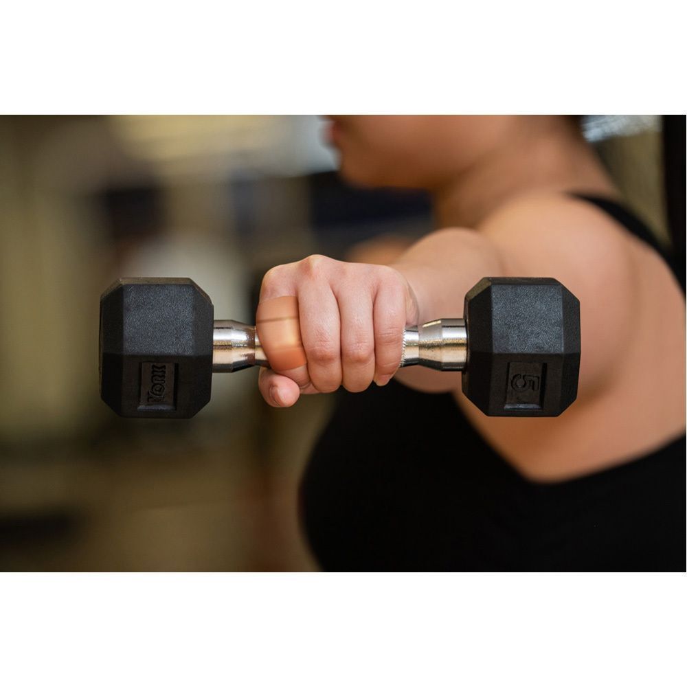 Hand die een halter vasthoudt, met een Nexcare Flexible Foam Active pleister op de vinger.