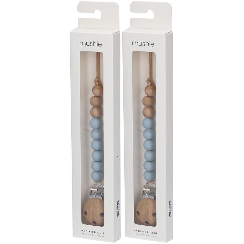 Deux attaches-tétine Mushie avec perles en bois, perles bleues en silicone et clip en bois.