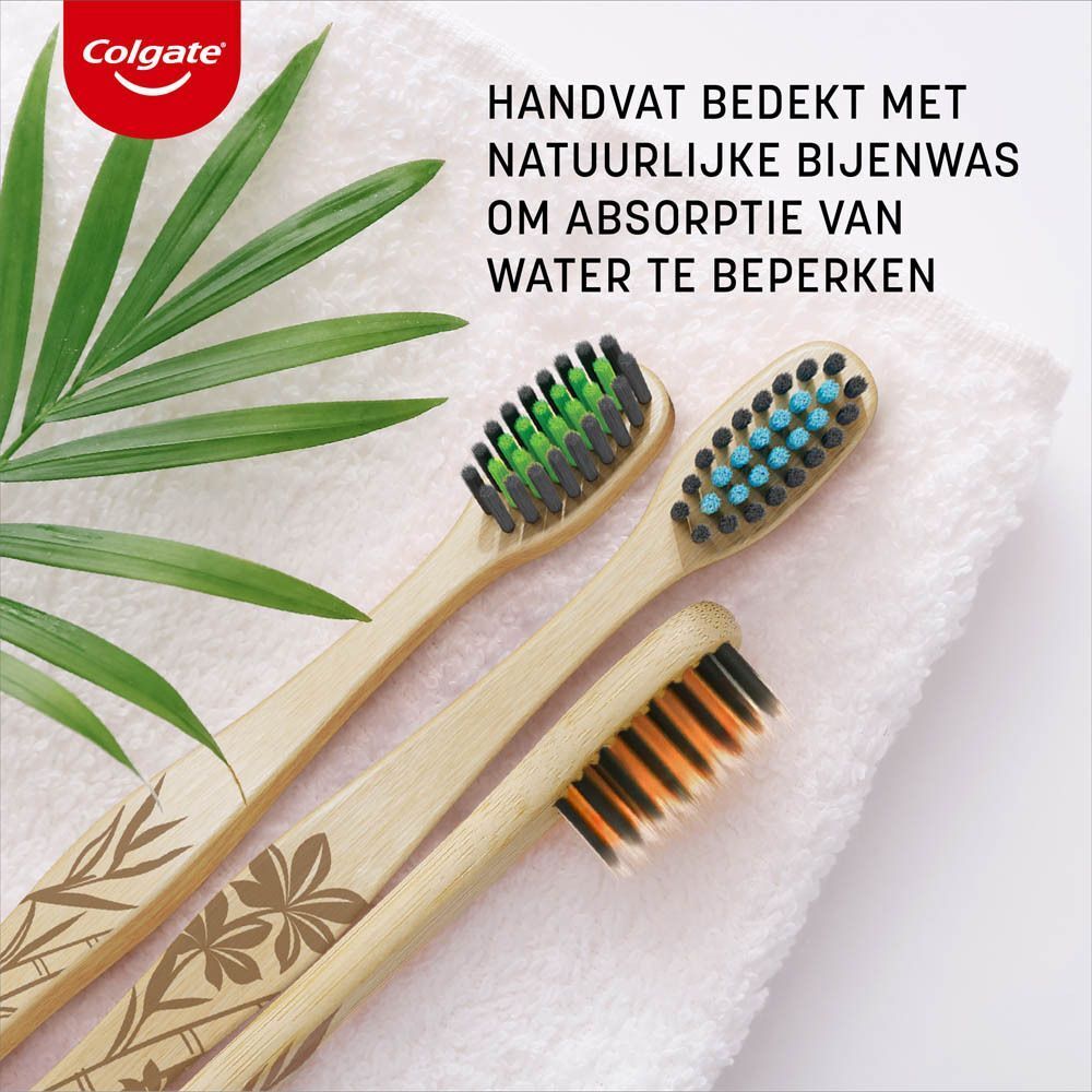 Twee bamboe tandenborstels met fijne borstelharen in een witte beker.