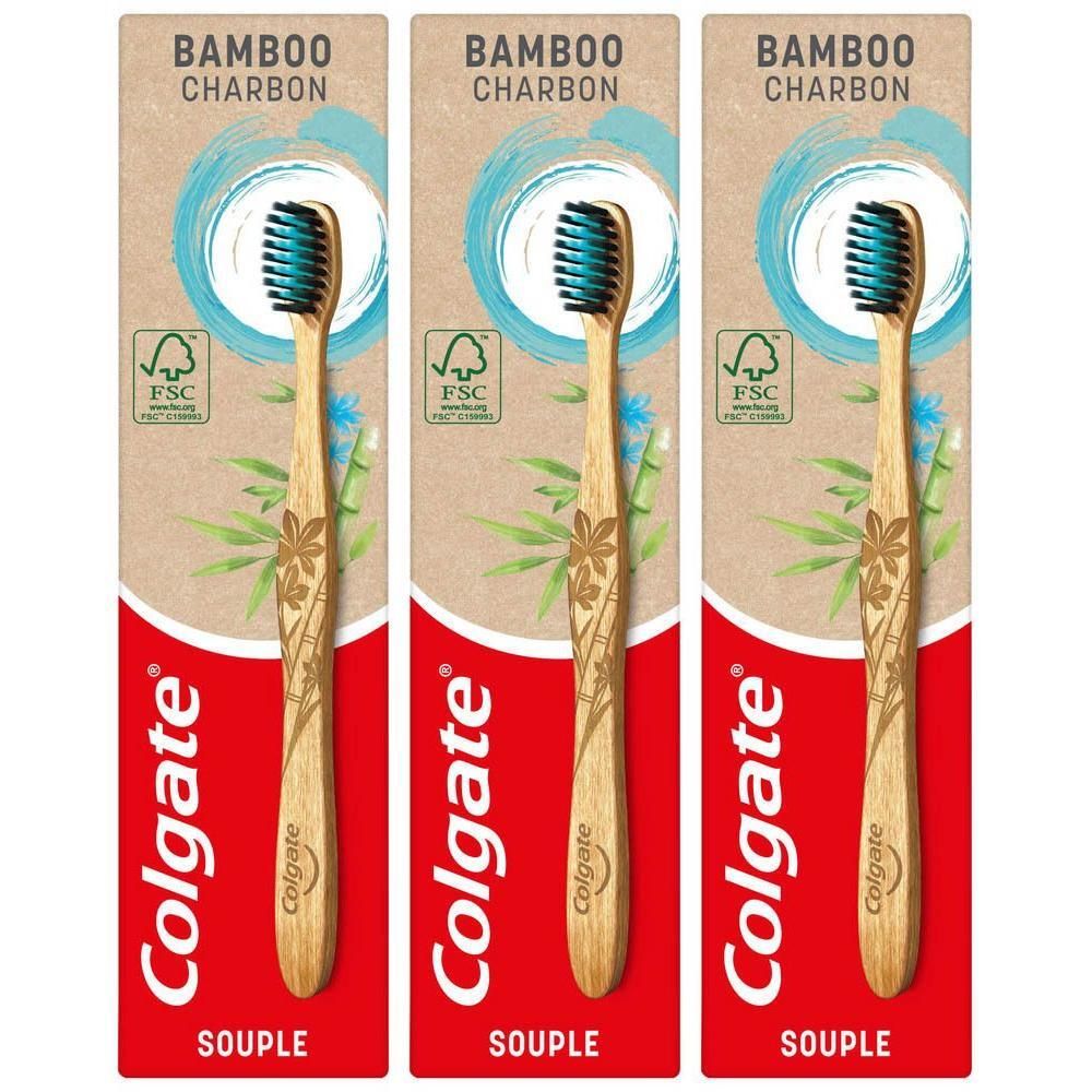 Trois brosses à dents Colgate en bambou en emballage individuel.