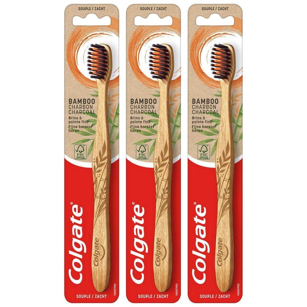 Drie Colgate bamboe tandenborstels in een enkele verpakking.