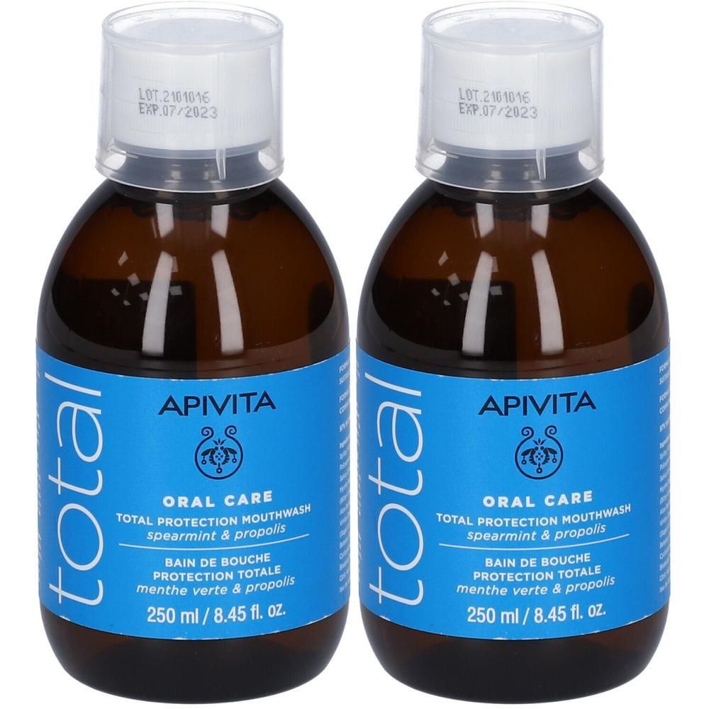 Deux flacons de bain de bouche Apivita Total Protection menthe verte & propolis, 250 ml chacun.