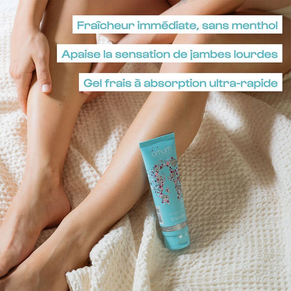 Une femme applique le Omum l'Envolée Gel Jambes Légères sur ses jambes.
