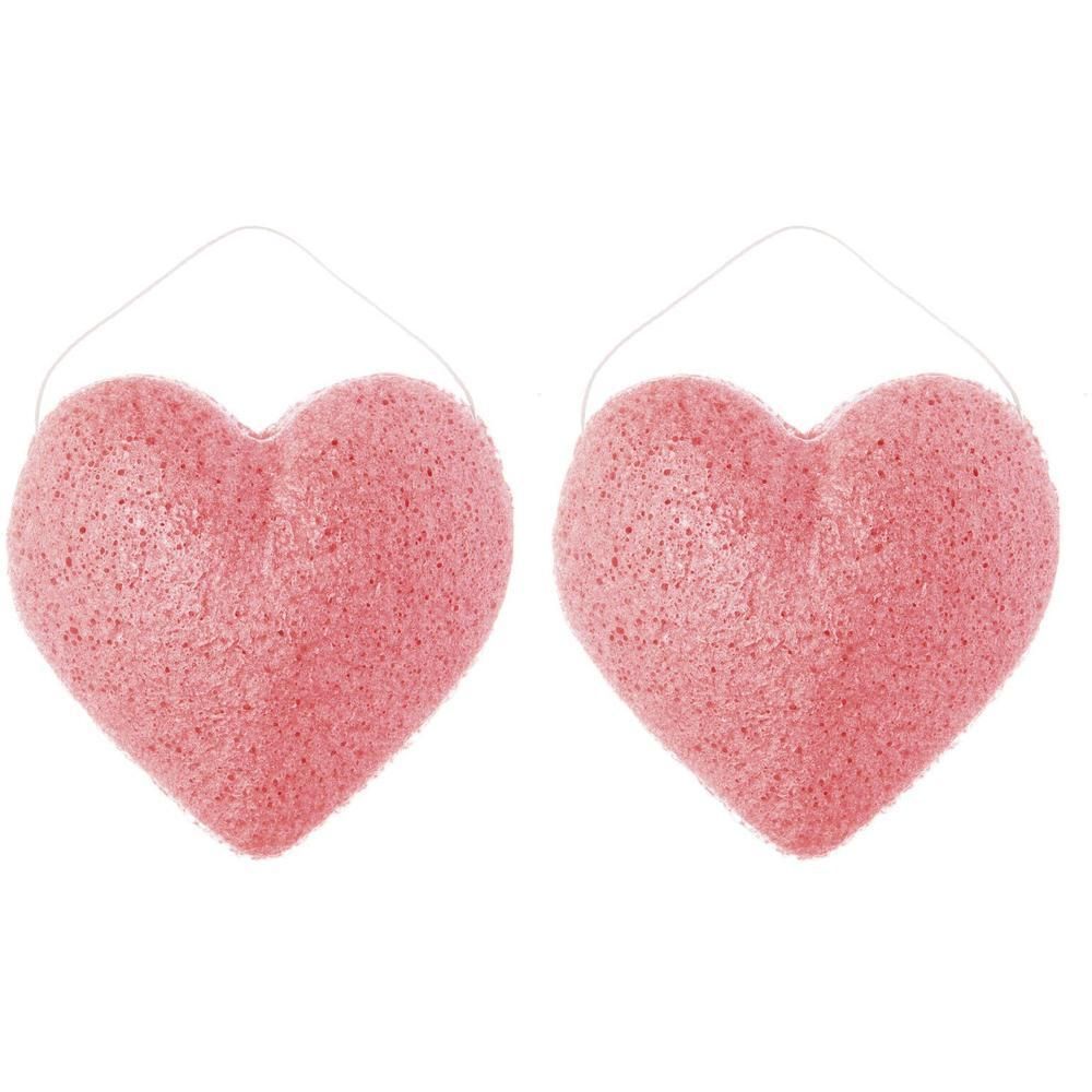 Deux éponges Konjac roses en forme de cœur avec une boucle pour les suspendre.